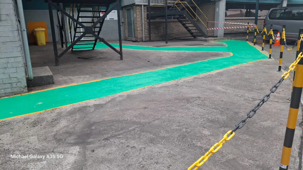 Safety walkway and edge markings